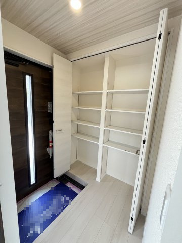 【玄関】 | 糟屋郡篠栗町庄6丁目　1号棟（全1棟）【仲介手数料無料・0円】 | 施工例。施工例は完成時と異なる場合があります。