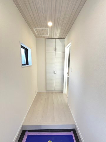 【玄関】 | 糟屋郡篠栗町庄6丁目　1号棟（全1棟）【仲介手数料無料・0円】 | 施工例。施工例は完成時と異なる場合があります。