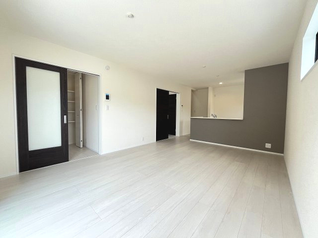 【内装】 | 糟屋郡篠栗町庄6丁目　1号棟（全1棟）【仲介手数料無料・0円】 | 施工例。リビングです。施工例は完成時と異なる場合があります。