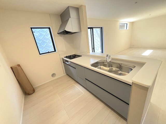 【キッチン】 | 糟屋郡篠栗町庄6丁目　1号棟（全1棟）【仲介手数料無料・0円】 | 施工例。施工例は完成時と異なる場合があります。