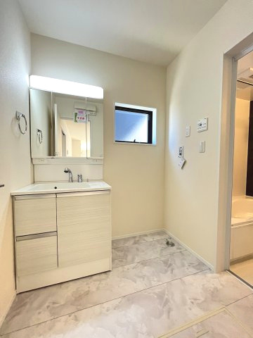 【洗面所】 | 糟屋郡篠栗町庄6丁目　1号棟（全1棟）【仲介手数料無料・0円】 | 施工例。施工例は完成時と異なる場合があります。