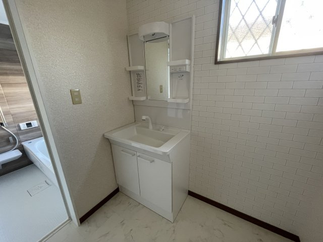 東金市前之内290　中古売り戸建の独立洗面台