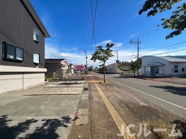 Lowe鴨島の駐車場