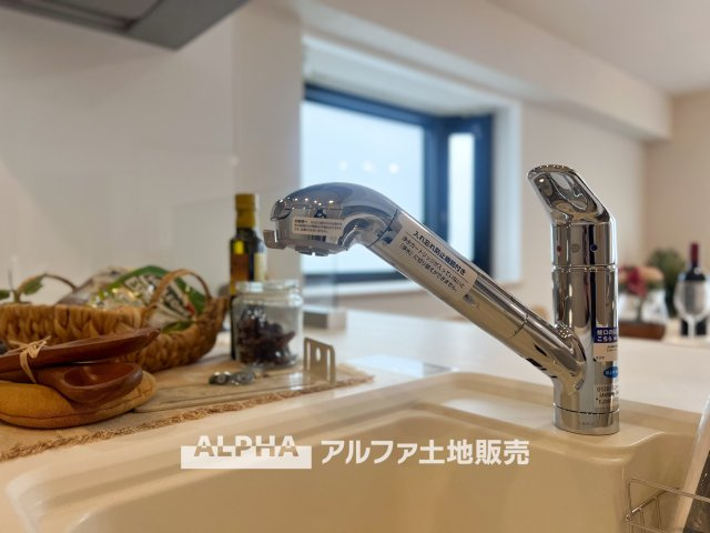 西武拝島ハイツ2号棟のキッチン|【Water cleaner】
◆浄水器◆蛇口から流れ出すお水はクリーンでいつも楽しめます。また浄水器内臓シャワー混合栓なので場所取らずのスッキリとしたスタイルです。