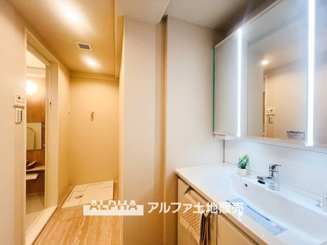 西武拝島ハイツ2号棟のランドリースペース|【Laundry space】
◆ランドリースペース◆広々した空間で雨の日でも十分に洗濯物を乾かすことが出来ます。バスルームには浴室換気乾燥機も付いているので重宝しますね。