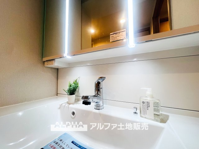 西武拝島ハイツ2号棟の独立洗面台|【Vanit】◆洗面台◆身支度がしやすい洗面台は、収納力にも配慮した設計。朝の準備から帰宅後まで、家族みんなが使いやすい空間です。