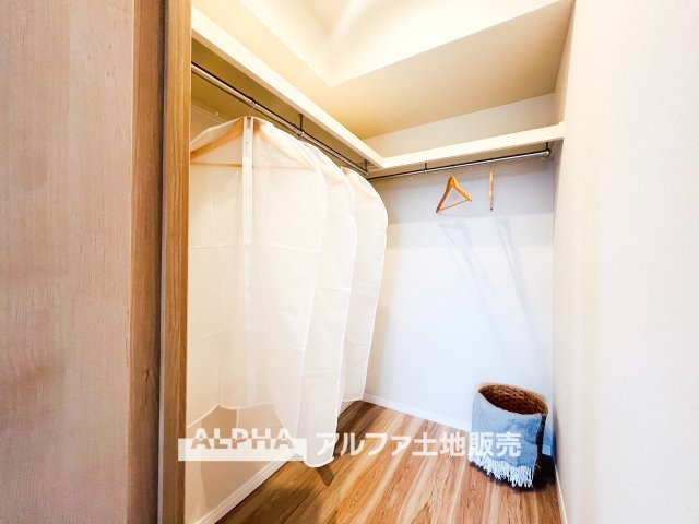 西武拝島ハイツ2号棟の収納|【walk in closet】
◆ウォークイン・クローゼット◆大好きな服、大事なバッグやアクセサリー、そして大切な思い出の品々。そんなものを傍らにそっと置いておきたい。そんな時に重宝しますね