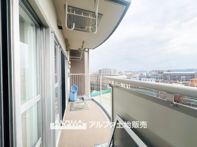 西武拝島ハイツ2号棟のバルコニー|【Balcony】◆バルコニー◆日当たりの良いバルコニーは、洗濯物がよく乾くだけでなく、外の空気を感じながらひと息つける場所。暮らしに心地よい余白をもたらします。