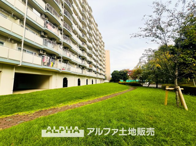 西武拝島ハイツ2号棟の外観|【Green orchestra】
◆四季の植栽◆広葉樹の四季の移ろいを、季節に表情を変えるグリーンとレッドのそれに呼応して変化する外観。それはまさに緑とシンパシーし鳴りやまないオーケストラの邸宅。