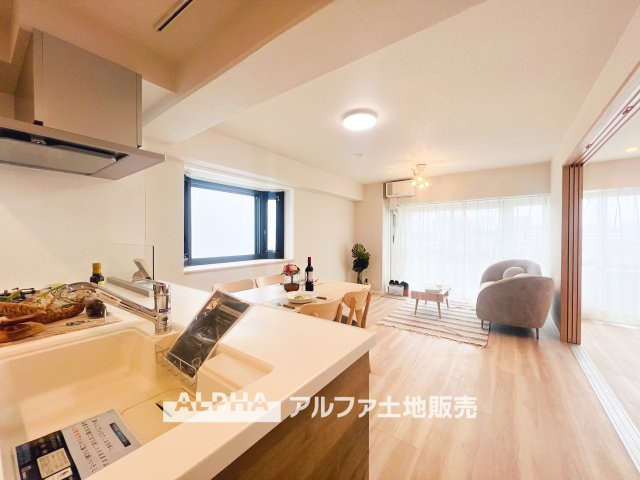 西武拝島ハイツ2号棟の居間・リビング|【light a living】
◆明るいリビング◆にペイントして君との時間を有意義に過ごしたい。ここでの暮らしは僕たちにとって宝物になる。