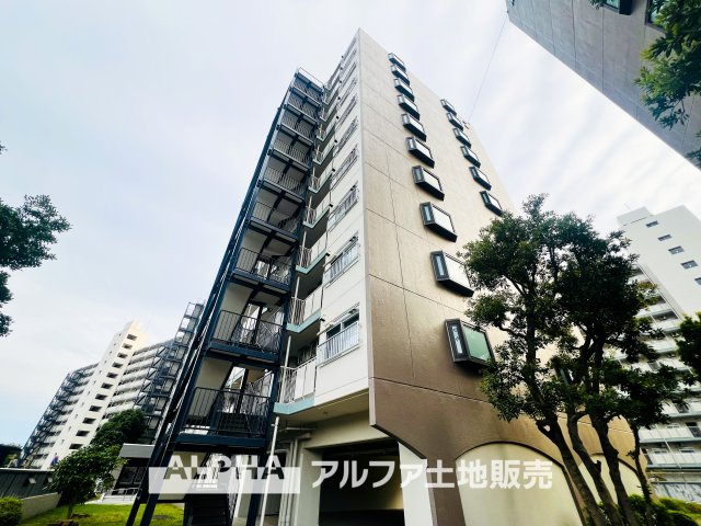 西武拝島ハイツ2号棟の外観|【Green orchestra】
◆緑のオーケストラ◆窓の外を見渡すと風光明媚な緑の景色。移ろう季節に表情を変えるグリーンとそれに呼応して変化する外観。緑とシンパシーし鳴りやまないオーケストラの邸宅