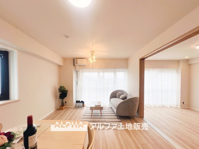 西武拝島ハイツ2号棟の居間・リビング|【A home found by chance】
◆偶然見つけた物件で◆思わぬ空間を手に入れたい。愛を育み、人と出会い、新たな命に恵まれる。そんな未来を創造してぬくもりのある住空間を君と共有したい。