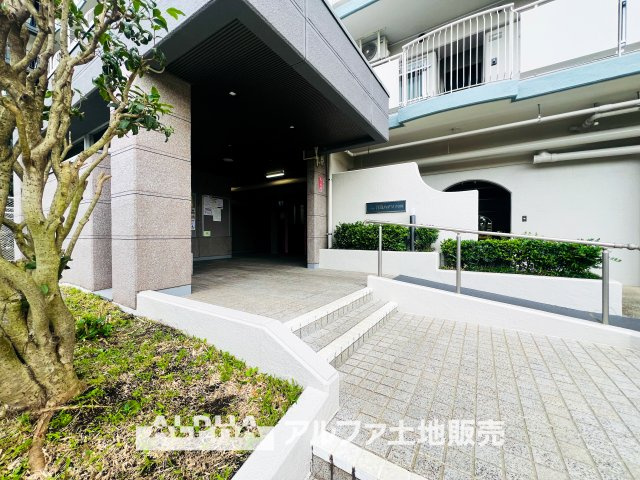 西武拝島ハイツ2号棟の外観|【House of the Sun】
◆明るい家◆太陽の温かな光がお家全体を照らす。そこには目を輝かせ笑顔で見つめてくれる君がいて、「ただいま」の言葉がこだまする。そんな君の瞳に恋している。