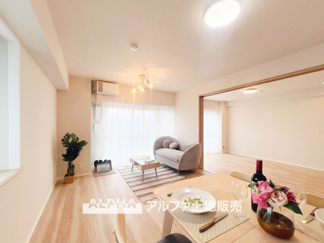 西武拝島ハイツ2号棟の居間・リビング|【Cherish the time】
◆君との時間は◆リビングで、食卓で、寝室で、どこにいても楽しめる。居心地の良い空間の中で質のいい安らぎを求めたい。