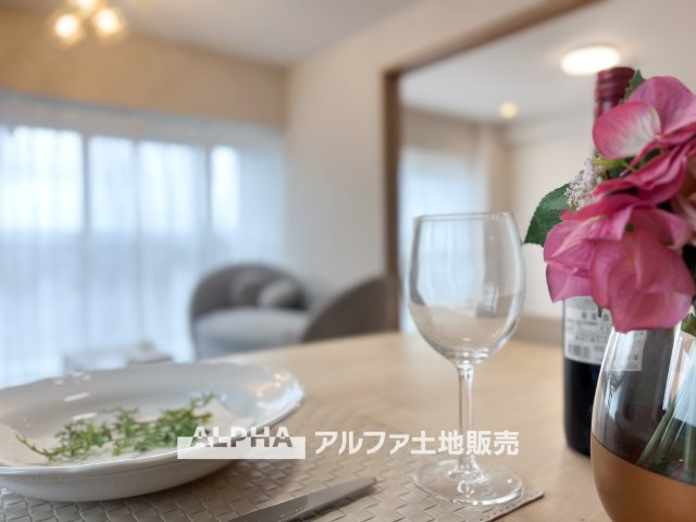 西武拝島ハイツ2号棟の居間・リビング|【full space】
◆気軽に人を招ける◆ゆったりとした住空間に手のぬくもりを感じれるような温かい住まい。そんな環境で暮らしていくうちに僕たちも変わって行く。