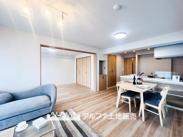 西武拝島ハイツ2号棟の居間・リビング|【A place that feels right】◆自然と人が集まる◆
広がりを感じる住空間と、手触りのある落ち着いた雰囲気。
ここで重ねる毎日が、暮らし方そのものを静かに変えていく。