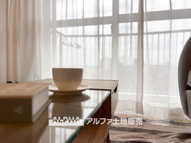 西武拝島ハイツ2号棟の居間・リビング|【A cozy space】◆余白のある暮らし◆
人を招いても、ひとりで過ごしても心地よい住空間。
温もりを感じるこの場所が、暮らしの輪郭をやさしく描いていく。