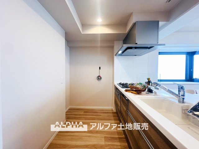 西武拝島ハイツ2号棟のキッチン|【Happy circle Kitchen】
◆団欒キッチン◆キッチンからは家族の団欒が飛び交い明るい陽射しを浴びながらの朝食は楽しく素敵な時を奏でる空間。