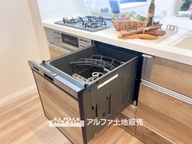 西武拝島ハイツ2号棟のキッチン|【Food washing machine】
◆食洗機◆お子様の面倒を見れる時間が増え時短になります。加えて手荒れも防げてしかも節水が高い為、大変人気があり重宝します。