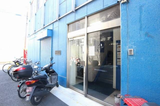 東海ビルのエントランス