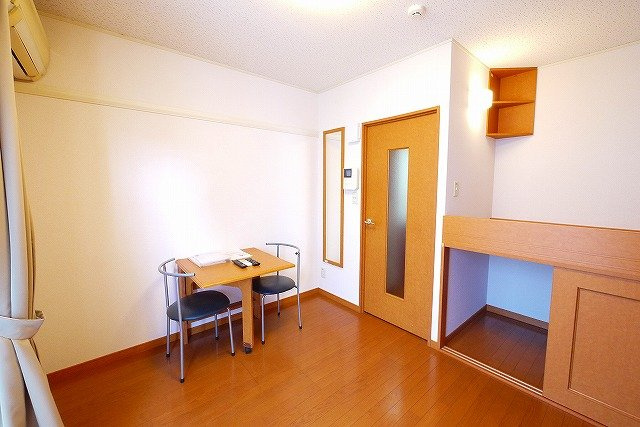 レオパレスＭＯＡの内装|明るい色調の室内です