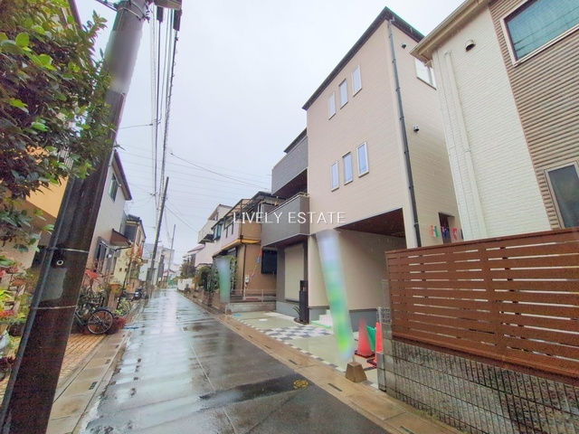 草加市両新田西町 新築分譲住宅 1号棟の前面道路含む現地写真