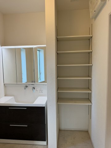 中古住宅　西鶉5丁目の独立洗面台
