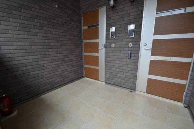 尼崎市富松町１丁目のアパートのロビー