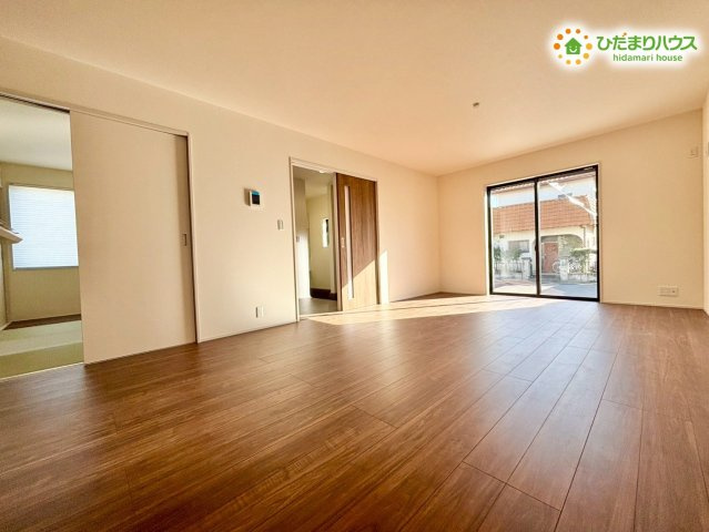 深谷市上柴町西　第3　新築一戸建て　リーブルガーデン　01の居間・リビング|18帖の広々LDK★
ナチュラルな色合いのフローリングが、お部屋全体を優しい雰囲気にしてくれますね(*^-^*)