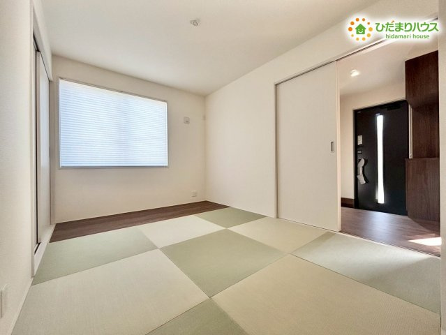 深谷市上柴町西　第3　新築一戸建て　リーブルガーデン　01の和室|リビングと隣接した、モダンな畳がおしゃれな和室です。
玄関ホールからも出入りできるので客間としても活用できます！