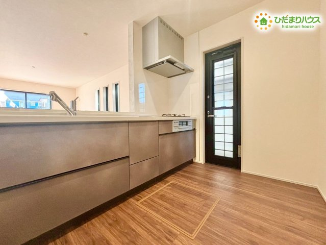 深谷市上柴町西　第3　新築一戸建て　リーブルガーデン　01のキッチン|広々としたワークトップが魅力のシステムキッチンです。
対面式なので会話を楽しみながら作業ができ、勝手口があるためゴミ出しも楽々です♪