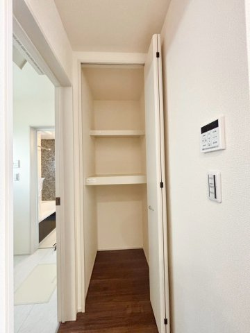 深谷市上柴町西　第3　新築一戸建て　リーブルガーデン　01の収納|掃除機や日用品のストックなど、ご家族共有のアイテムを整理するのに便利な収納スペース。
生活動線上に収納があることで、使ったものをすぐに片付ける習慣が自然と身につく設計です！