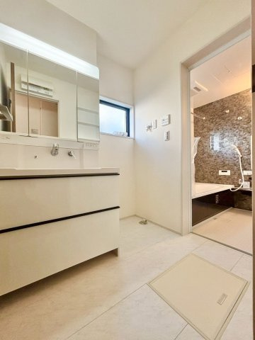 深谷市上柴町西　第3　新築一戸建て　リーブルガーデン　01の脱衣所|三面鏡付きの洗面化粧台を備えた、明るく清潔感のある脱衣所です。
ゆとりのスペースで朝の身支度もスムーズにできます( *´艸｀)