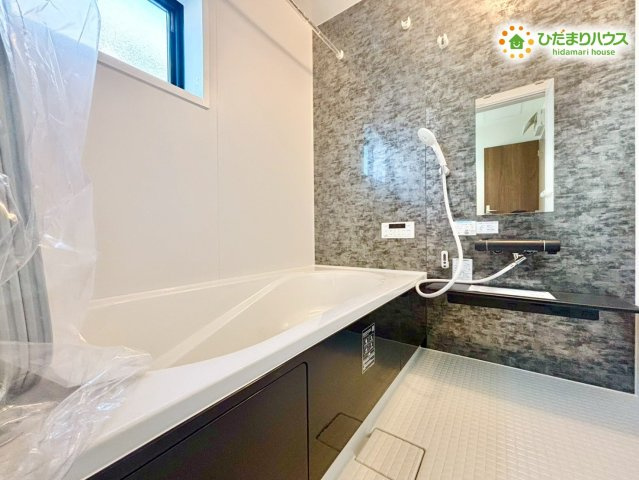 深谷市上柴町西　第3　新築一戸建て　リーブルガーデン　01の浴室|一日の疲れを癒す、ゆったりとした1坪サイズのバスルームです。
足を伸ばしてリラックスできる浴槽や、雨の日の洗濯に便利な浴室乾燥機を完備しています！