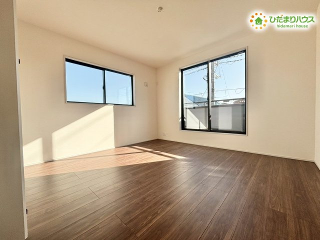 深谷市上柴町西　第3　新築一戸建て　リーブルガーデン　01の寝室|8.5帖の広々主寝室☆
バルコニーへ直接出られる設計で、お布団干しもスムーズに行えるのが魅力です！