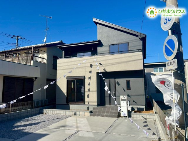 深谷市上柴町西　第3　新築一戸建て　リーブルガーデン　01の外観|重厚感のある落ち着いた色合いの外観デザインです。
青空に映えるスタイリッシュな佇まいは、毎日帰宅するのが楽しみになる自慢の我が家になりますね！