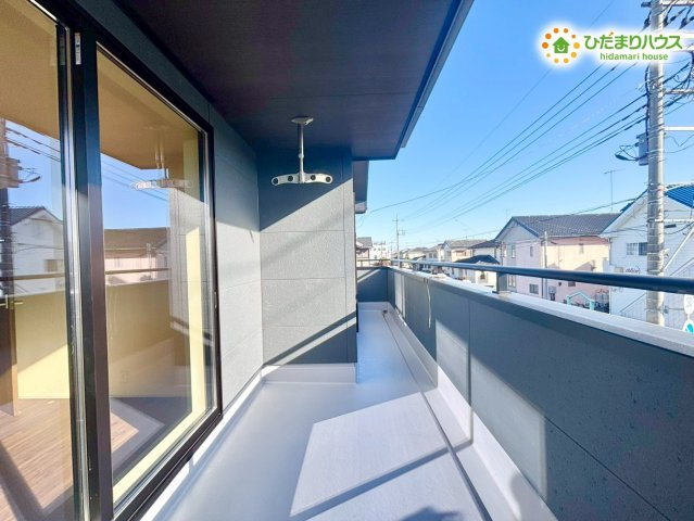 深谷市上柴町西　第3　新築一戸建て　リーブルガーデン　01のバルコニー|日当たりの良いバルコニーです。
洗濯物やお布団を一度にたくさん干すことができる広さがあります★