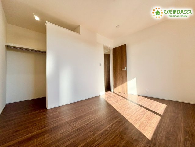 深谷市上柴町西　第3　新築一戸建て　リーブルガーデン　01の寝室|アクセントクロスが目を引く、デザイン性の高い寝室です。
デスクを置いてリモートワークスペースを作ったり、趣味のコーナーにしたりと、自分だけの空間作りを楽しめます。