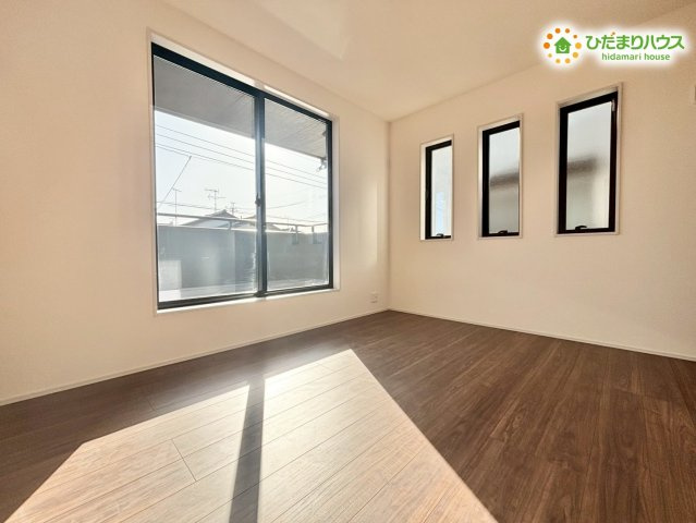 深谷市上柴町西　第3　新築一戸建て　リーブルガーデン　01の洋室|シンプルな長方形の間取りなので、ベッドや学習机の配置がしやすく、お部屋を有効活用できます。
窓からは明るい光が入り、集中して作業や勉強に取り組める静かな環境が整っています。