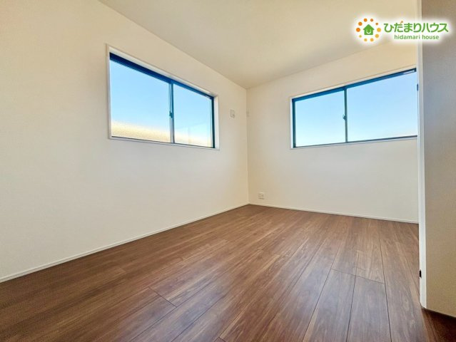 深谷市上柴町西　第3　新築一戸建て　リーブルガーデン　01の洋室|窓を2箇所に設けることで、安定した明るさと風通しを確保しています。
夏場でも風が通り抜けやすく、1年中快適に過ごせる工夫が施されています。