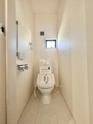 深谷市上柴町西　第3　新築一戸建て　リーブルガーデン　01のトイレ|2階にもトイレを完備しています。
忙しい朝の時間帯も、ご家族で重なることなくスムーズに準備ができますね。