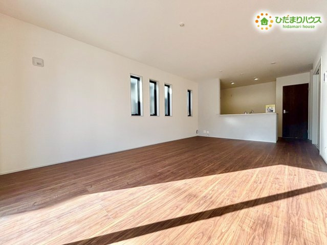 深谷市上柴町西　第3　新築一戸建て　リーブルガーデン　01の居間・リビング|大きな窓から温かな光が差し込む、明るいリビングダイニングです。
ご家族でゆったりとテレビを観たり、団らんを楽しんだりする空間に最適です☆