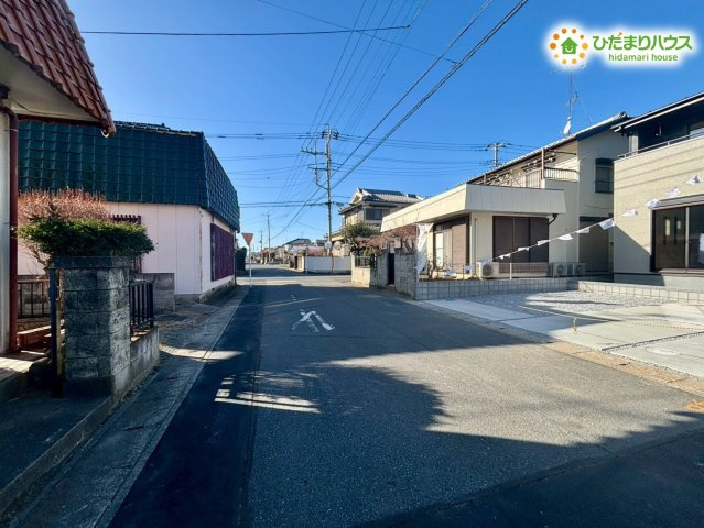 深谷市上柴町西　第3　新築一戸建て　リーブルガーデン　01の前面道路含む現地写真|幅員にゆとりがある前面道路です。
見通しが良く、車の出し入れも落ち着いて行えます！
静かな住宅街で、落ち着いた暮らしを送りたい方にぴったりの環境です★