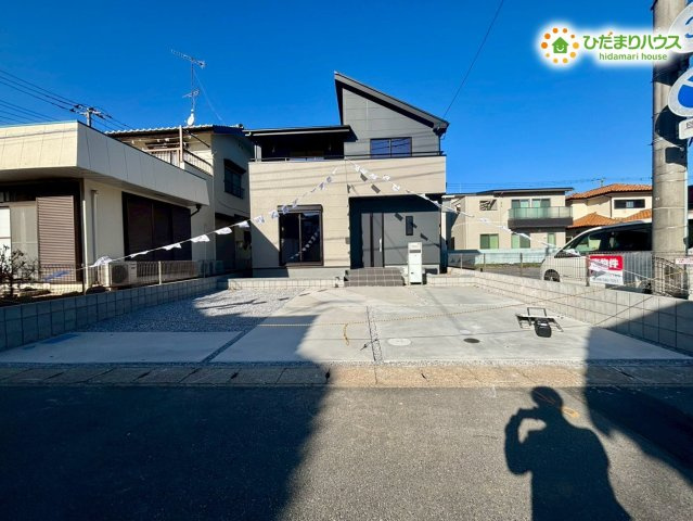 深谷市上柴町西　第3　新築一戸建て　リーブルガーデン　01の駐車場|並列で3台駐車できる、広々としたカースペース。
急な来客時や、将来お子様がお車を持つようになっても安心の広さです(^^)/