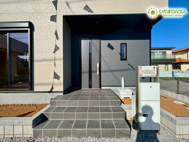 深谷市上柴町西　第3　新築一戸建て　リーブルガーデン　01の玄関|プライバシーに配慮したスタイリッシュな玄関ポーチです。
屋根があるため、雨の日でも濡れずに鍵を開けることができます！