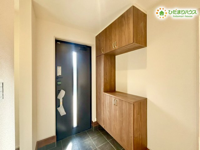 深谷市上柴町西　第3　新築一戸建て　リーブルガーデン　01の内装|たっぷり収納できる大容量のシューズボックスを備えた玄関。
カウンター部分にはお気に入りの雑貨や季節のお花を飾って、お客様をお迎えすることができます♪