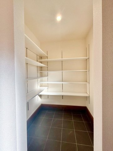 深谷市上柴町西　第3　新築一戸建て　リーブルガーデン　01の収納|玄関横にはSIC完備！
ベビーカーやアウトドア用品、ゴルフバッグなど、お部屋に持ち込みたくない大きな荷物もスッキリ収納可能です◎
