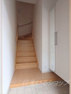 広島市安佐北区可部南１丁目のアパートの玄関|ミラー付き大型シューズボックス