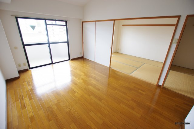 アスティオン江坂　仲介手数料無料の居間・リビング