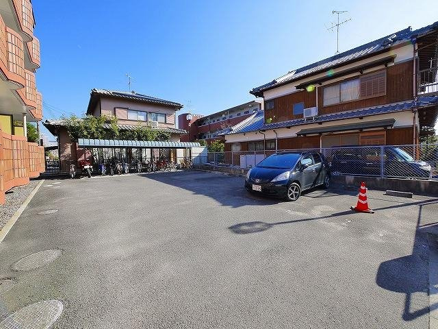 万葉Ⅲ（マンション万葉Ⅲ）の駐車場|駐車スペースもあります